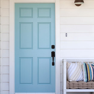 Imagen de puerta principal de estilo de casa de campo, grande, con puerta simple y puerta azul