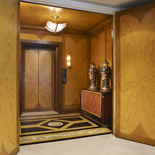 Diseño de vestíbulo actual, grande, con suelo de mármol, puerta doble y puerta de madera en tonos medios