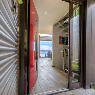 Ejemplo de puerta principal moderna, grande, con paredes blancas, suelo de madera clara, puerta simple, puerta roja y suelo gris