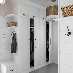 Idee per un ingresso con anticamera costiero con pareti bianche e pavimento grigio