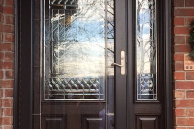 アトランタにある広いトラディショナルスタイルのおしゃれな玄関 (濃色木目調のドア) の写真