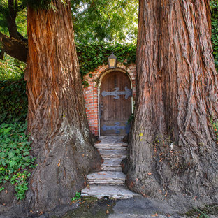 Immagine di un ingresso o corridoio bohémian con una porta singola e una porta in legno scuro