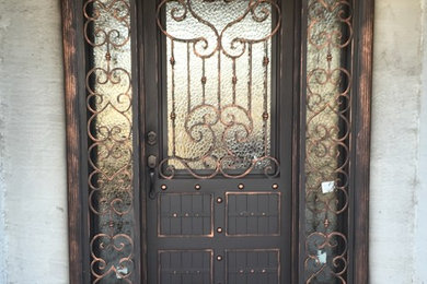 ダラスにある中くらいなトラディショナルスタイルのおしゃれな玄関ドア (ベージュの壁、黒いドア) の写真