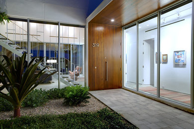 Идея дизайна: прихожая в стиле модернизм с одностворчатой входной дверью и входной дверью из дерева среднего тона