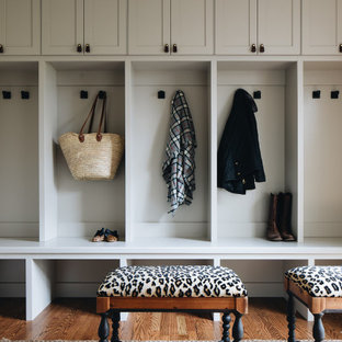 Immagine di un grande ingresso con anticamera chic con pareti grigie e pavimento marrone