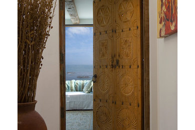 ロサンゼルスにある地中海スタイルのおしゃれな玄関の写真