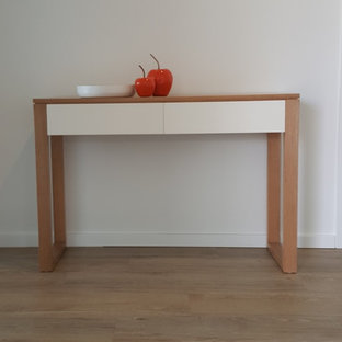Inspiration pour une petit porte d'entrée nordique avec un mur gris, un sol en bois brun, une porte double et une porte métallisée.