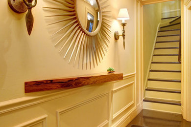 Example of a transitional entryway design in Boston