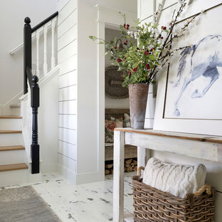 Idee per una porta d'ingresso country con pareti bianche, pavimento in legno verniciato e pavimento bianco