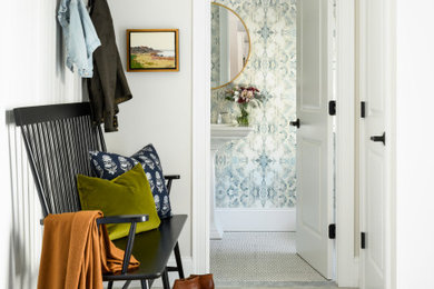 Стильный дизайн: узкая прихожая среднего размера в стиле неоклассика (современная классика) с одностворчатой входной дверью, серыми стенами и серым полом - последний тренд