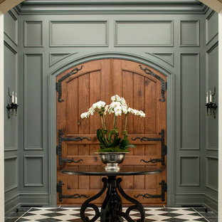 Inspiration pour une porte d'entrée traditionnelle avec une porte double, une porte en bois brun et un mur gris.