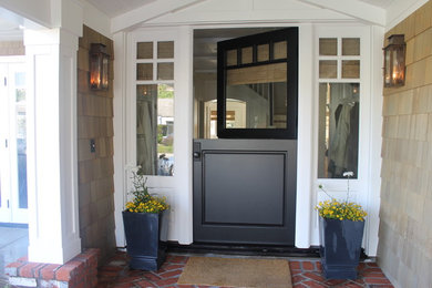 Diseño de entrada tradicional con puerta tipo holandesa y puerta negra