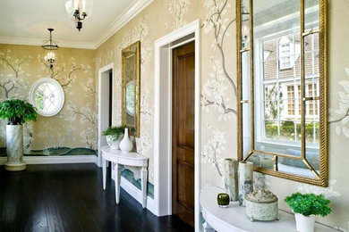 Mittelgroße Klassische Haustür mit brauner Wandfarbe, dunklem Holzboden, Einzeltür und braunem Boden in Los Angeles
