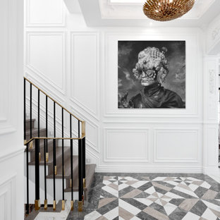 Aménagement d'un hall d'entrée contemporain de taille moyenne avec un mur blanc, un sol en carrelage de porcelaine, une porte simple, un sol multicolore, un plafond à caissons et du papier peint.