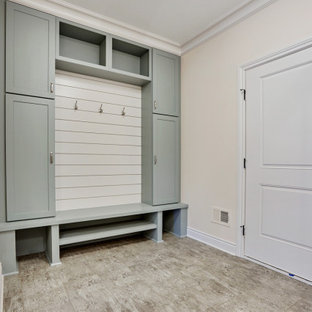 Foto de vestíbulo posterior tradicional, grande, con paredes beige, suelo laminado, puerta simple, puerta blanca y suelo gris