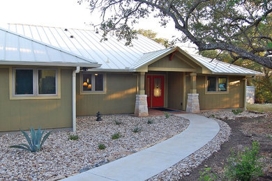 Foto de entrada de estilo de casa de campo con paredes verdes, puerta roja y puerta doble