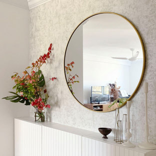 Ispirazione per un piccolo ingresso nordico con pareti con effetto metallico