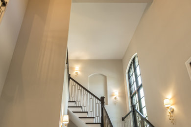 デトロイトにある高級な広いトランジショナルスタイルのおしゃれな玄関ロビー (グレーの壁、磁器タイルの床、黒いドア、白い床) の写真