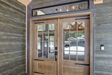 Idées déco pour une grande porte d'entrée montagne avec une porte double et une porte en bois brun.