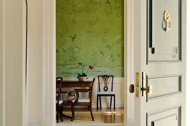 Идея дизайна: прихожая в классическом стиле с бежевыми стенами, одностворчатой входной дверью, мраморным полом и разноцветным полом