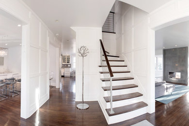 Example of a transitional entryway design in New York