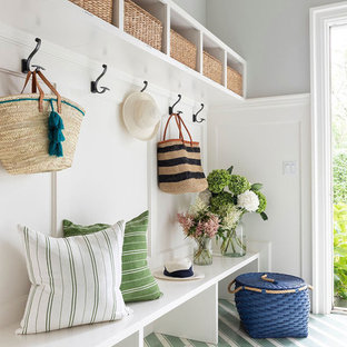 Idee per un ingresso con anticamera stile marinaro con pareti grigie, pavimento in legno verniciato e pavimento multicolore