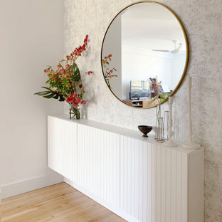 Foto di un piccolo ingresso nordico con pareti con effetto metallico, parquet chiaro e pavimento beige