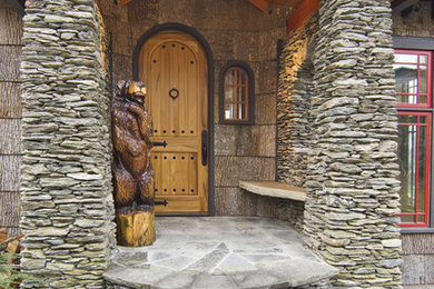 Modelo de entrada tradicional con puerta simple y puerta de madera en tonos medios