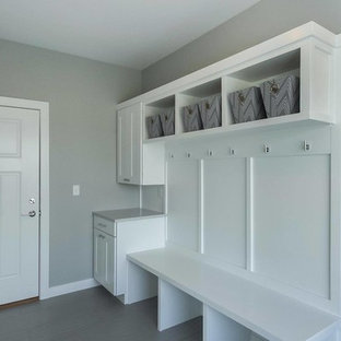 Kleiner Klassischer Eingang mit Stauraum, grauer Wandfarbe, Porzellan-Bodenfliesen, Einzeltür, weißer Tür und grauem Boden in Cedar Rapids