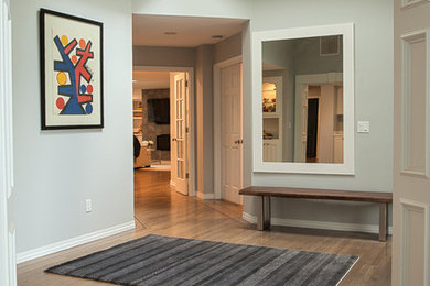 Große Klassische Haustür mit grauer Wandfarbe, braunem Holzboden, Einzeltür und weißer Haustür in Portland