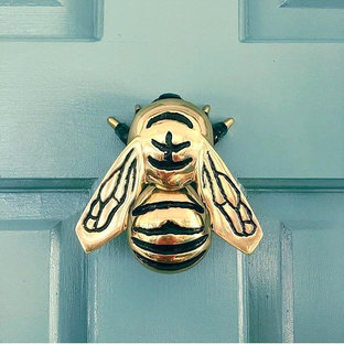 Exemple d'une entrée moderne avec une porte simple et une porte bleue.