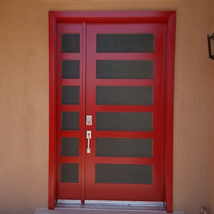 Modelo de puerta principal actual, de tamaño medio, con paredes marrones, puerta simple y puerta roja