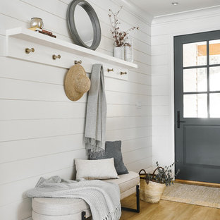 Esempio di una piccola porta d'ingresso chic con pareti bianche, pavimento in vinile, una porta singola, una porta grigia e pavimento beige