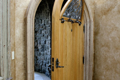 Ejemplo de puerta principal bohemia pequeña con paredes beige, suelo de mármol, puerta simple y puerta de madera clara