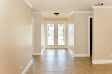 Foto de puerta principal tradicional renovada con paredes beige, suelo de travertino, puerta doble y puerta blanca