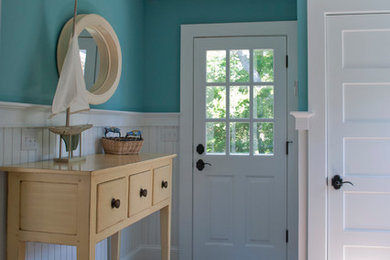 Modelo de puerta principal costera de tamaño medio con paredes azules, suelo de baldosas de porcelana, puerta simple y puerta blanca