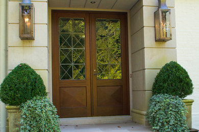 Modelo de puerta principal tradicional con puerta simple y puerta de madera oscura