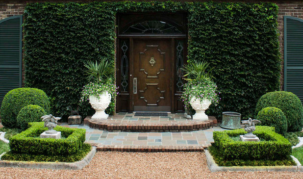 Traditional Entry by Stephen W. Hackney Landscape Architecture