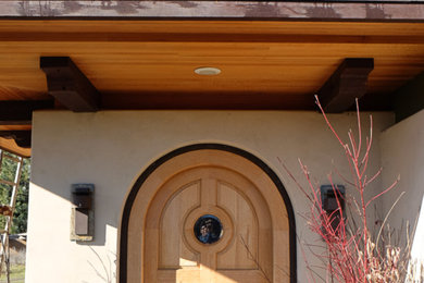 Modelo de entrada tradicional con puerta simple y puerta de madera clara
