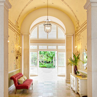 Immagine di un corridoio tropicale con pareti beige, pavimento in legno verniciato e pavimento multicolore