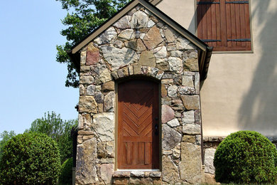 Foto de puerta principal tradicional de tamaño medio con puerta simple y puerta de madera en tonos medios