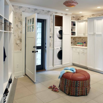 Mudroom - traditional mudroom idea in Boston