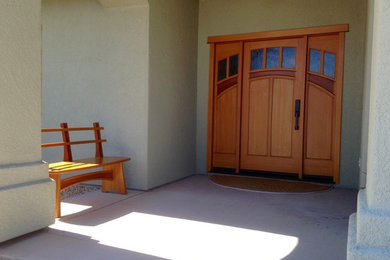 Ejemplo de puerta principal de estilo americano de tamaño medio con puerta simple y puerta de madera en tonos medios