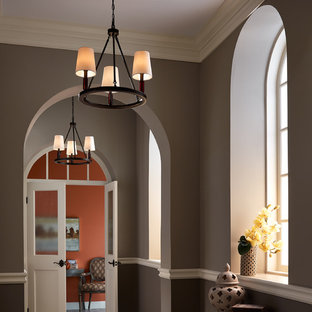 75+ Hauseingänge mit brauner Wandfarbe und hellem Holzboden Ideen