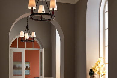他の地域にある高級な中くらいなトラディショナルスタイルのおしゃれな玄関ロビー (茶色い壁、淡色無垢フローリング、白いドア、茶色い床) の写真