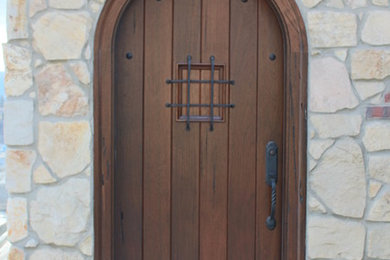Cette image montre une porte d'entrée chalet de taille moyenne avec une porte simple et une porte en bois foncé.