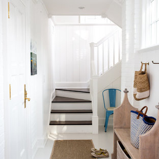 Idee per un piccolo corridoio country con pavimento bianco, pareti bianche, una porta singola e una porta bianca