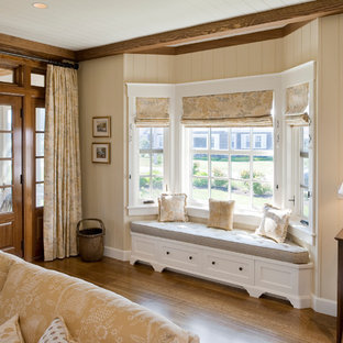 Inspiration för mellanstora maritima foajéer, med beige väggar, mörkt trägolv, en dubbeldörr och glasdörr
