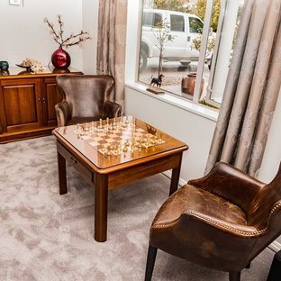 Immagine di un piccolo ingresso tradizionale con pareti bianche, parquet chiaro, una porta a pivot, una porta bianca e pavimento viola
