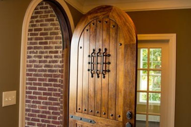 Foto de entrada de estilo americano de tamaño medio con paredes beige, suelo de madera oscura, puerta simple y puerta de madera en tonos medios